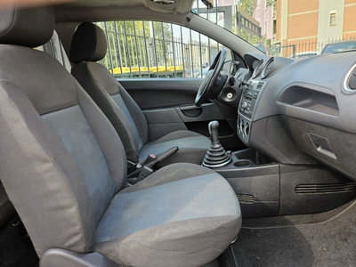 Ford Fiesta 1.2 16V 3p. Ghia (9)