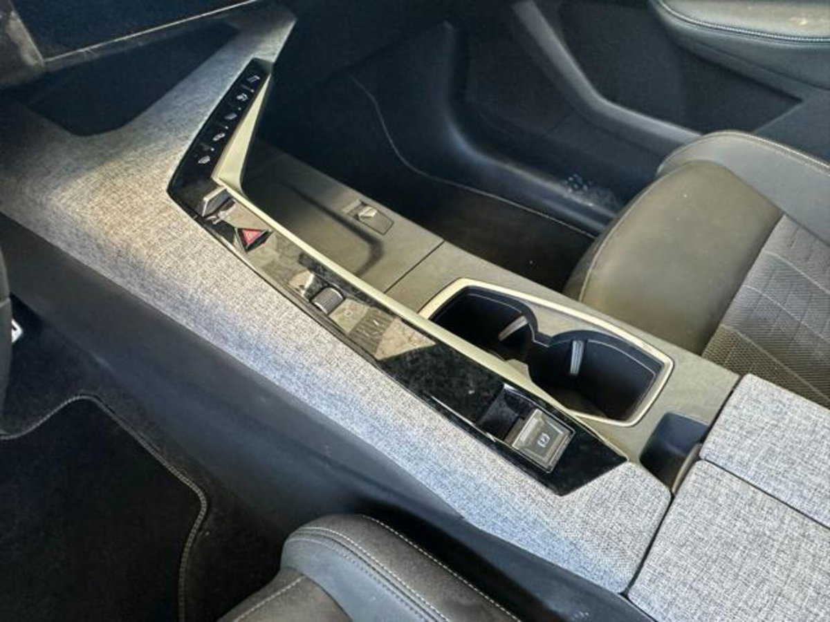 Peugeot 3008 1.2 hybrid GT Exclusive 145cv e-dcs6 (19)