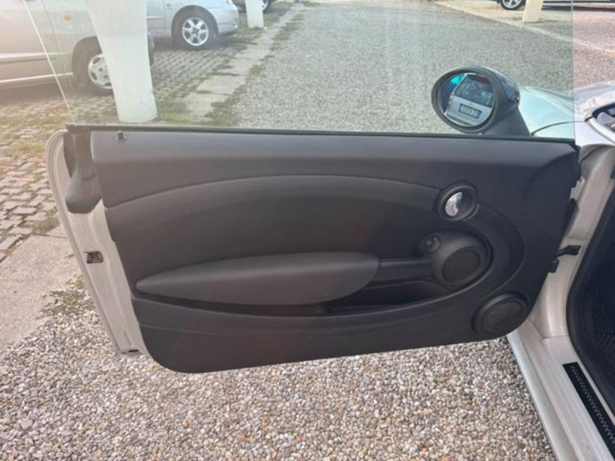 MINI Mini 1.6 16V Cooper D (10)