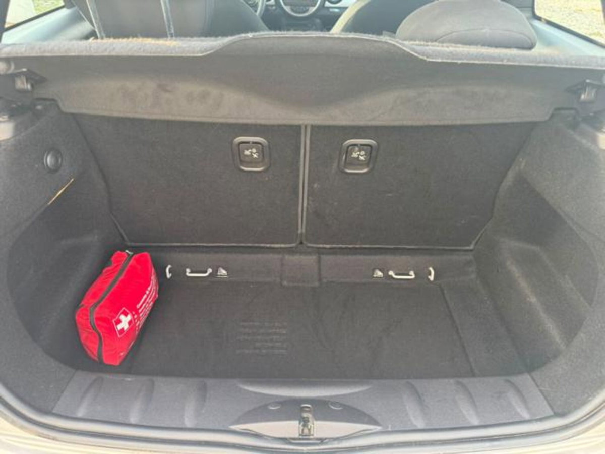MINI Mini 1.6 16V Cooper D (17)