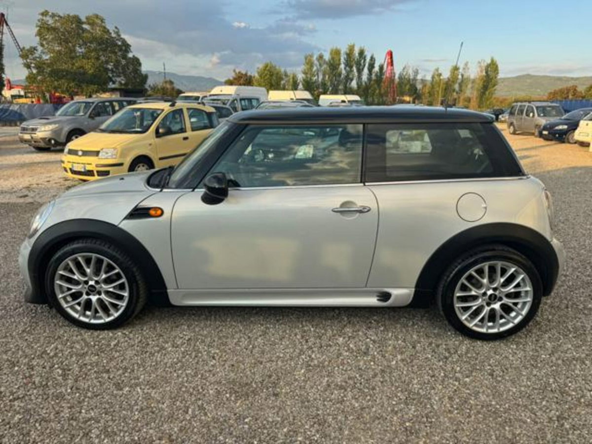 MINI Mini 1.6 16V Cooper D (3)