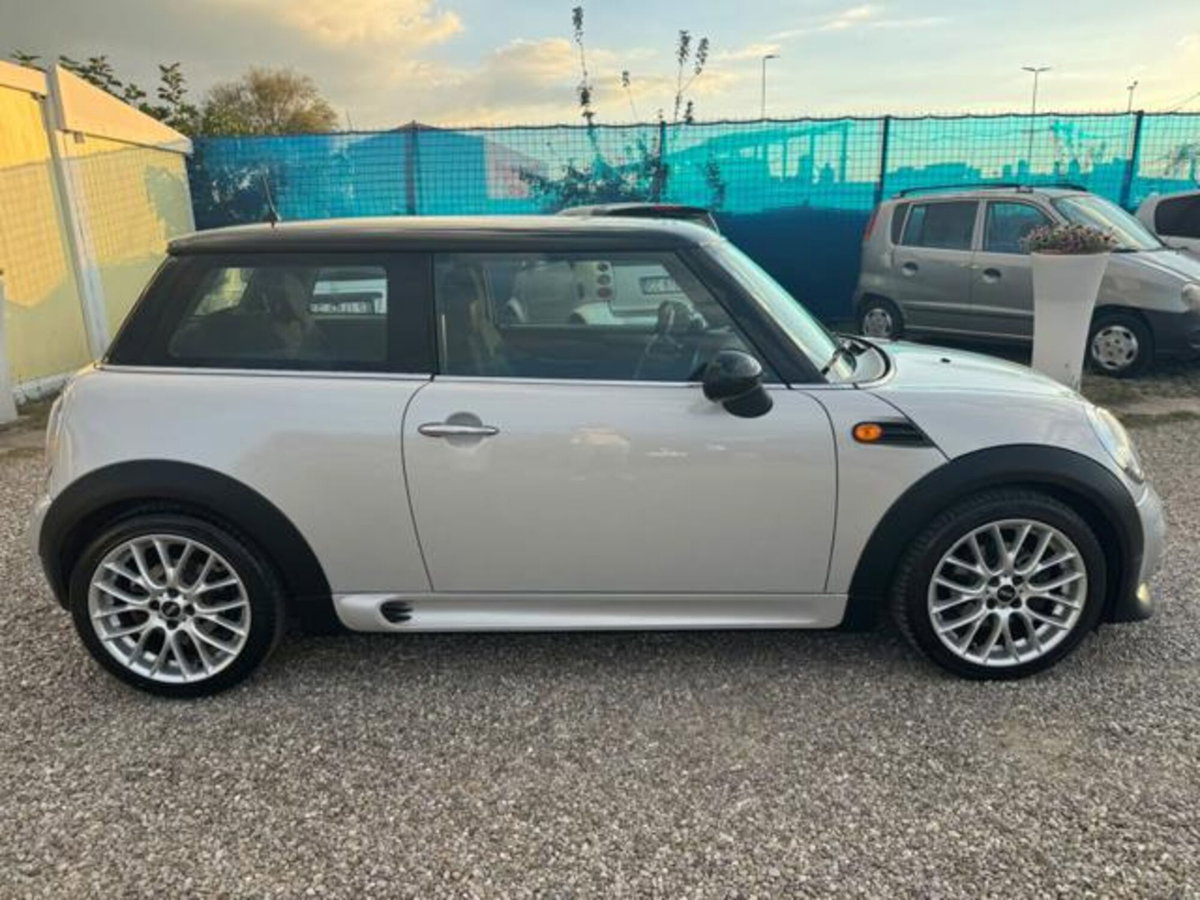 MINI Mini 1.6 16V Cooper D (4)
