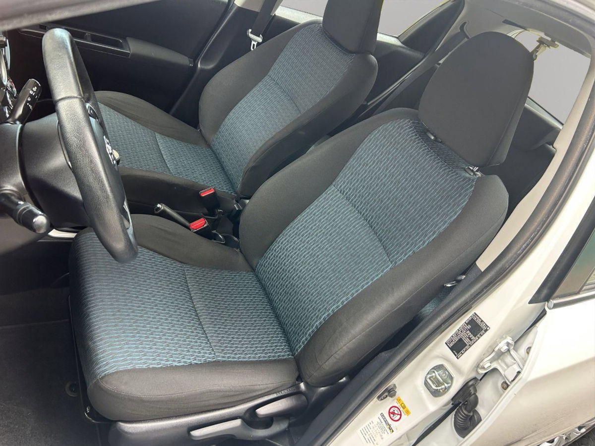 Toyota Yaris 1.D-4D 5 porte Lounge (11)