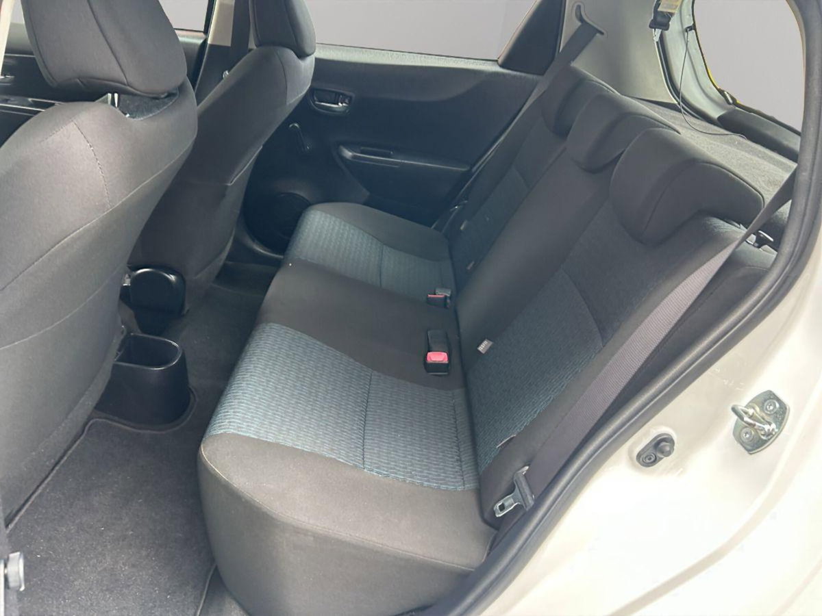 Toyota Yaris 1.D-4D 5 porte Lounge (12)