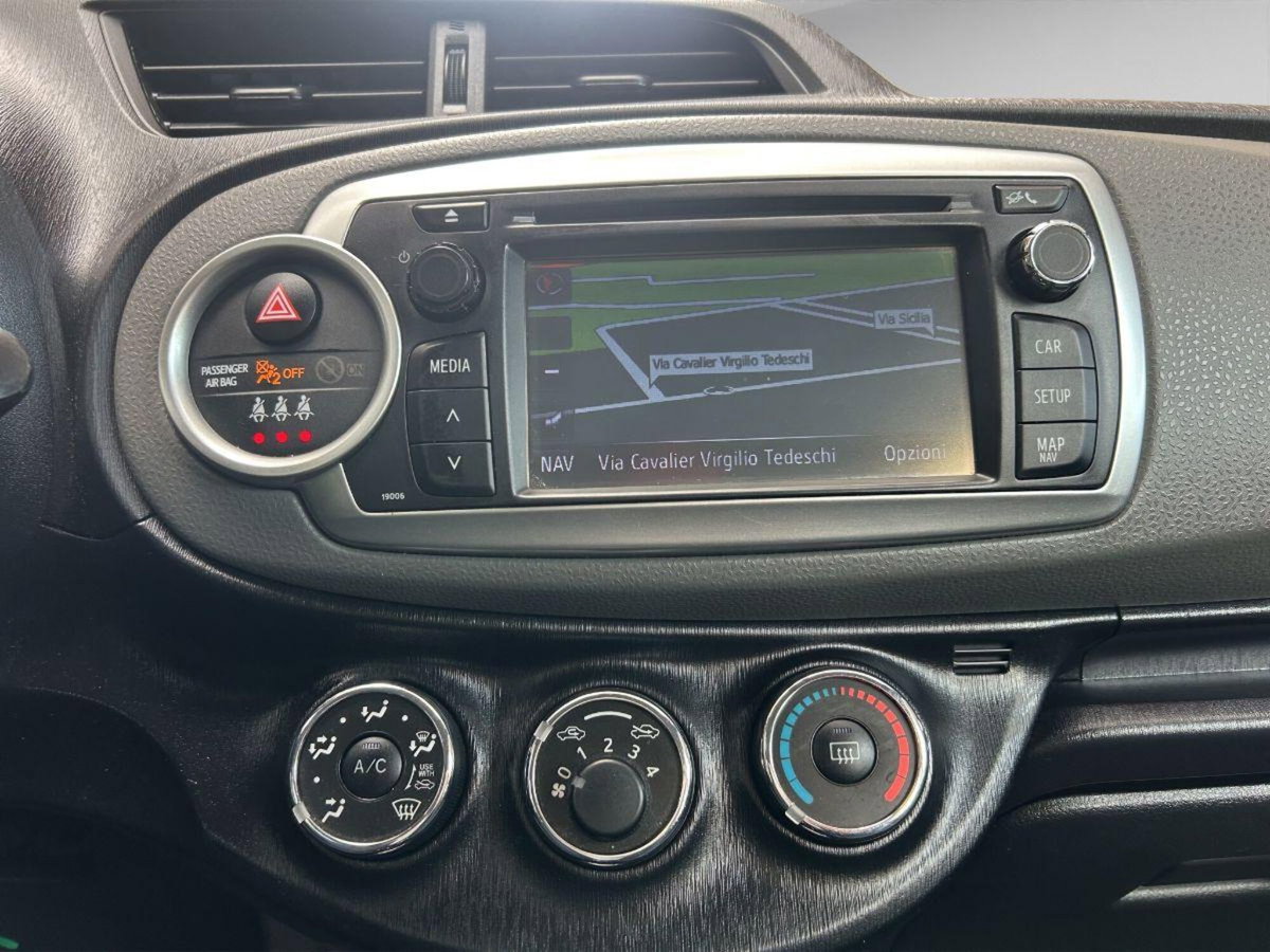 Toyota Yaris 1.D-4D 5 porte Lounge (15)