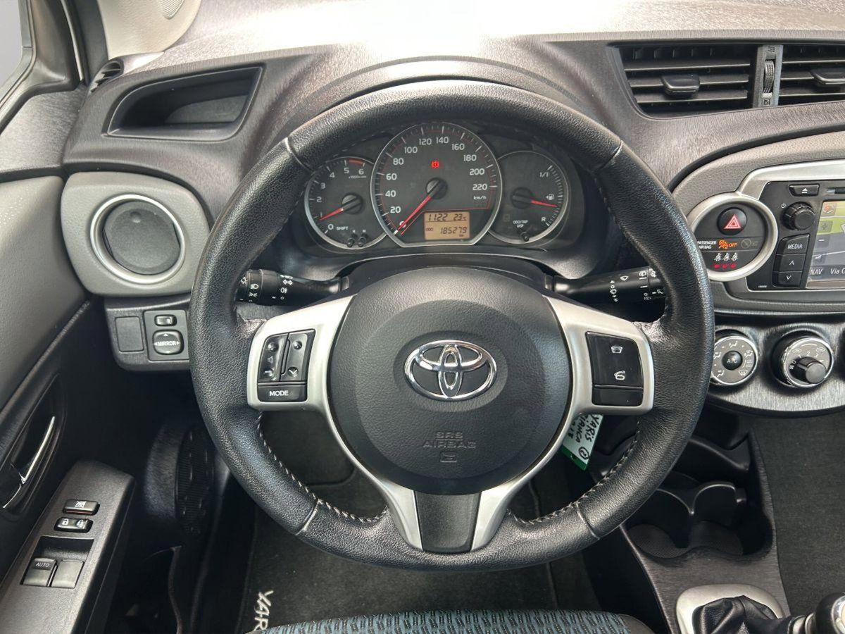 Toyota Yaris 1.D-4D 5 porte Lounge (17)