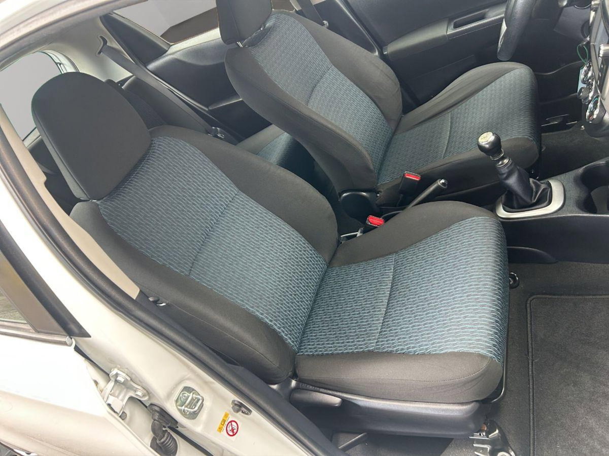 Toyota Yaris 1.D-4D 5 porte Lounge (19)