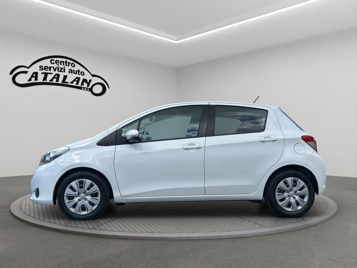 Toyota Yaris 1.D-4D 5 porte Lounge (2)
