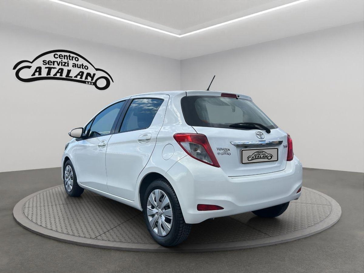 Toyota Yaris 1.D-4D 5 porte Lounge (3)