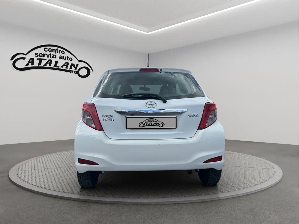 Toyota Yaris 1.D-4D 5 porte Lounge (4)