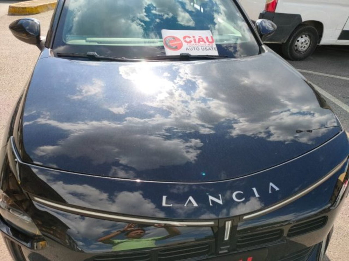 Lancia Ypsilon 1.2 mhev Edizione Cassina e-dct (16)