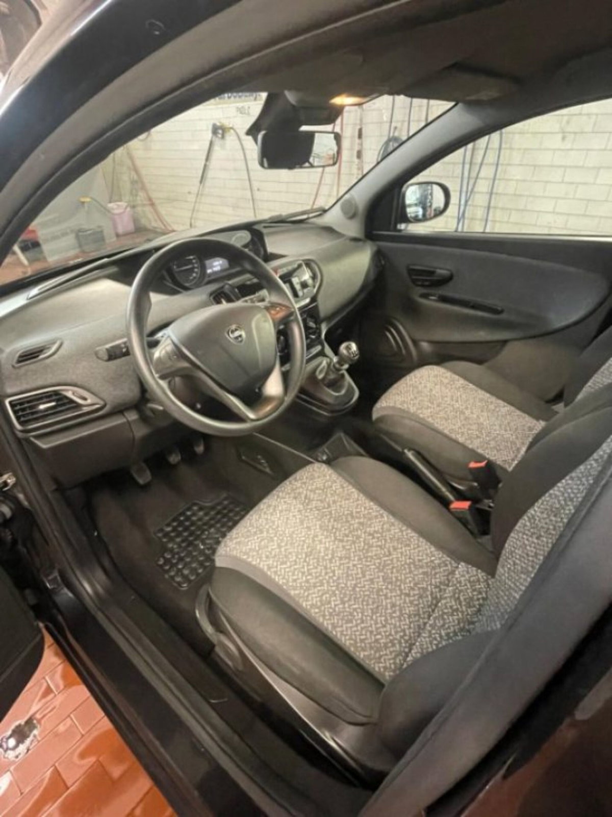 Lancia Ypsilon 1.0 FireFly 5 porte S&S Hybrid Silver Plus (2)