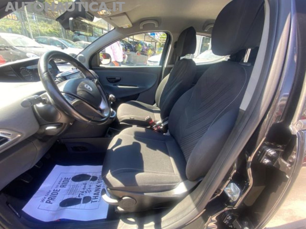 Lancia Ypsilon 1.0 FireFly 5 porte S&S Hybrid Ecochic A. Ferretti (8)