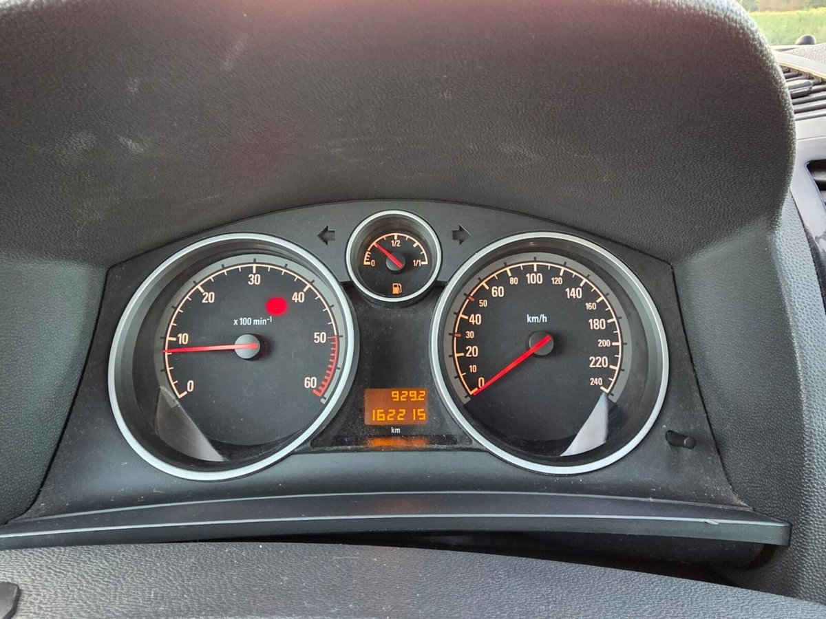 Opel Zafira 1.9 CDTI 120CV Cosmo (16)