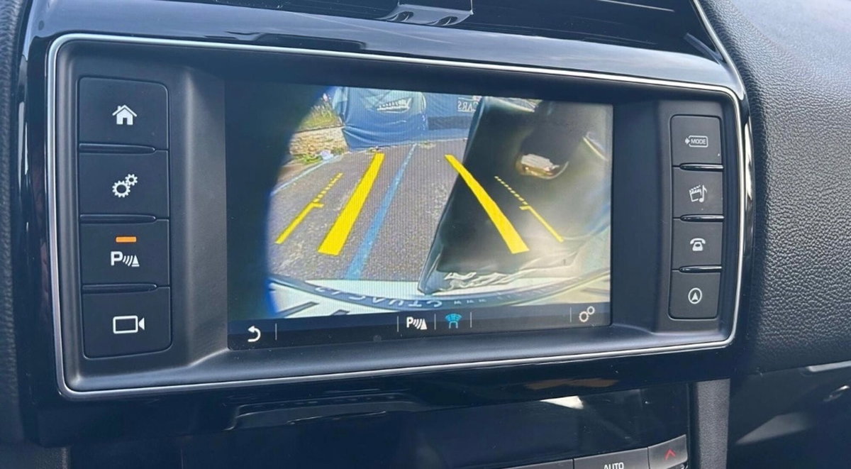 Jaguar F-Pace 2.0 D 180 CV AWD Prestige (4)