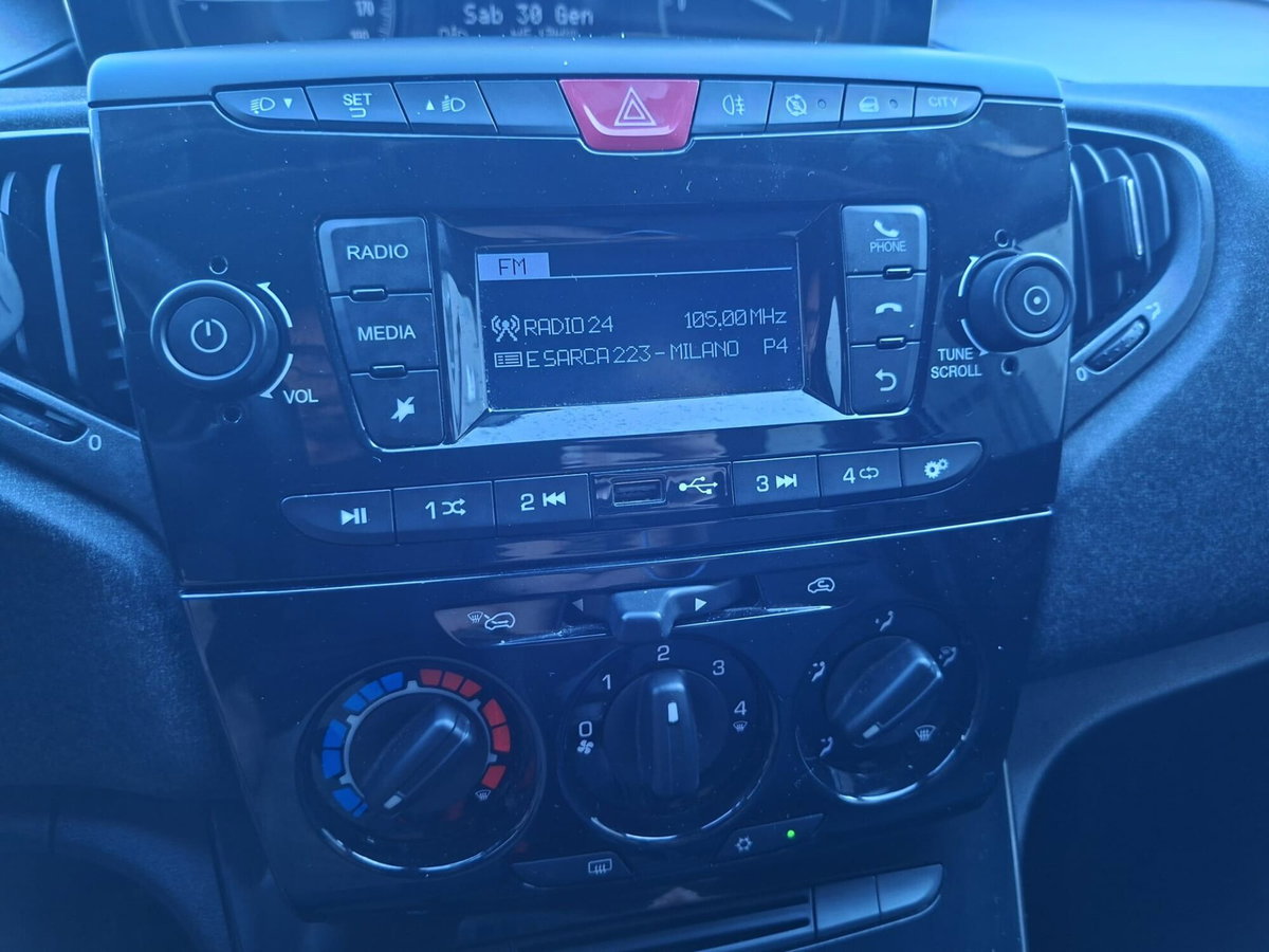 Lancia Ypsilon 1.0 FireFly 5 porte S&S Hybrid Ecochic Silver (16)