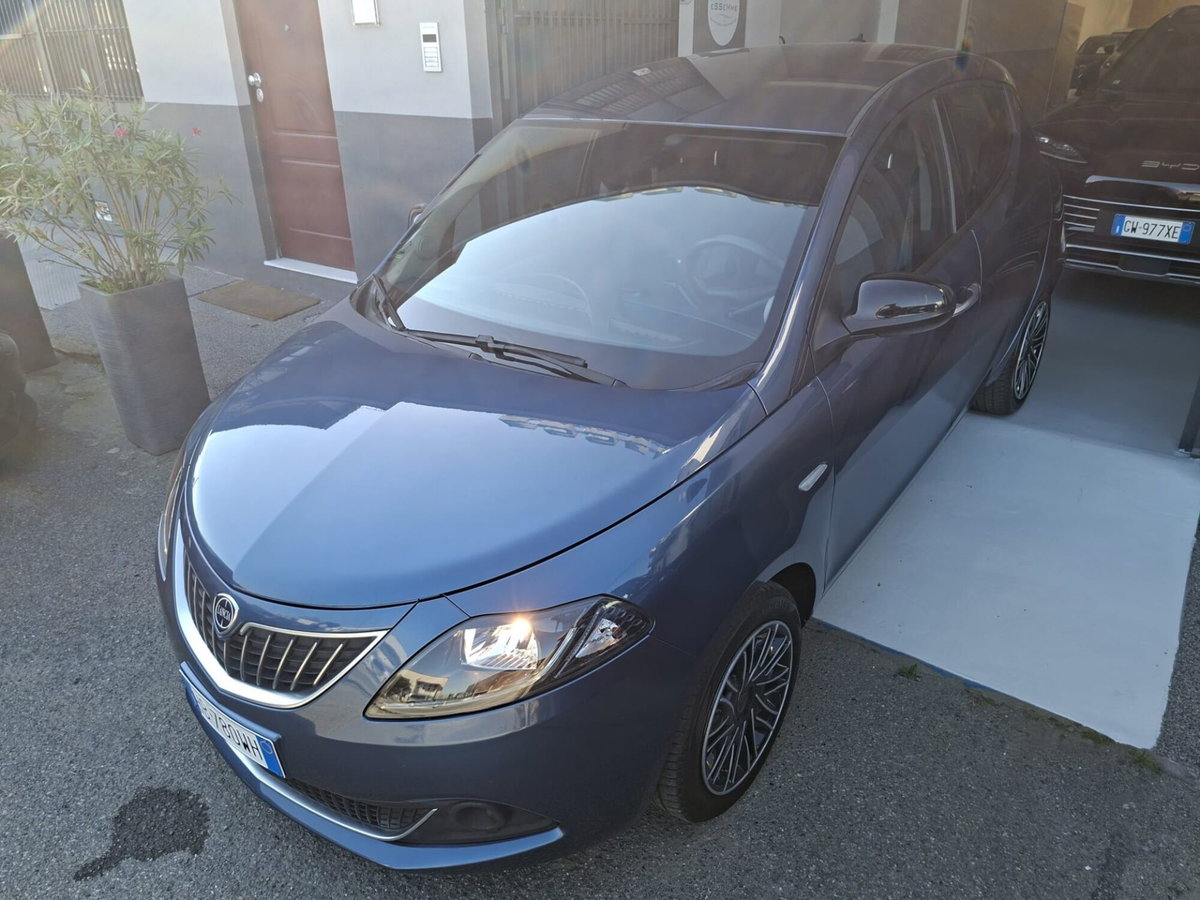 Lancia Ypsilon 1.0 FireFly 5 porte S&S Hybrid Ecochic Silver (3)