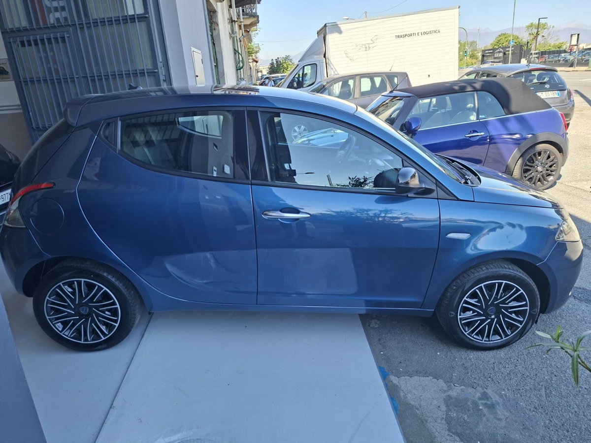Lancia Ypsilon 1.0 FireFly 5 porte S&S Hybrid Ecochic Silver (5)