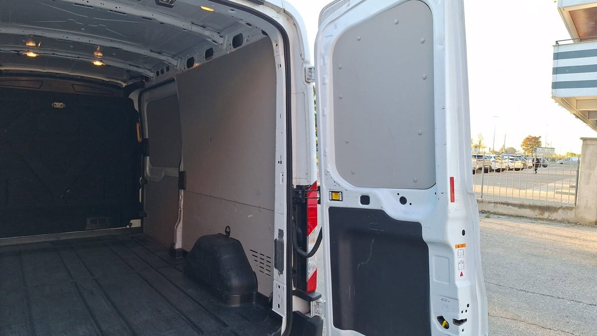 Ford Transit Furgone 350 2.0TDCi EcoBlue MHEV 130CV PL-TM Furgone Titan. (12)