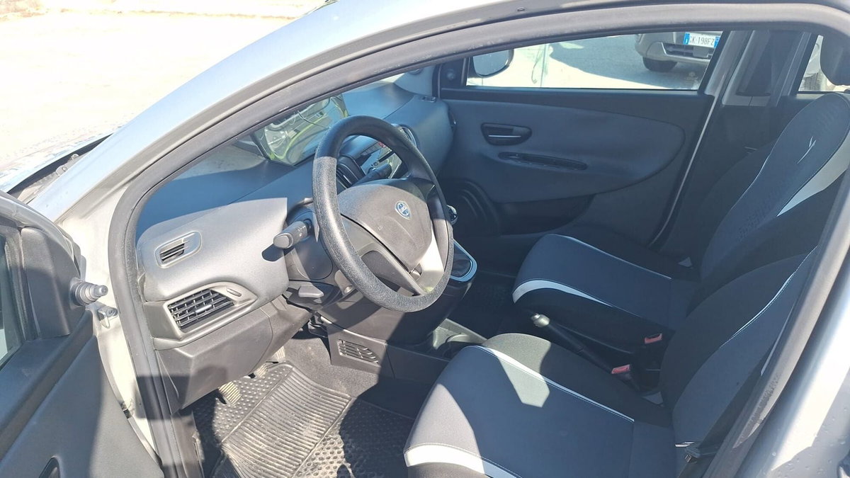 Lancia Ypsilon 1.2 69 CV 5 porte Elefantino (12)