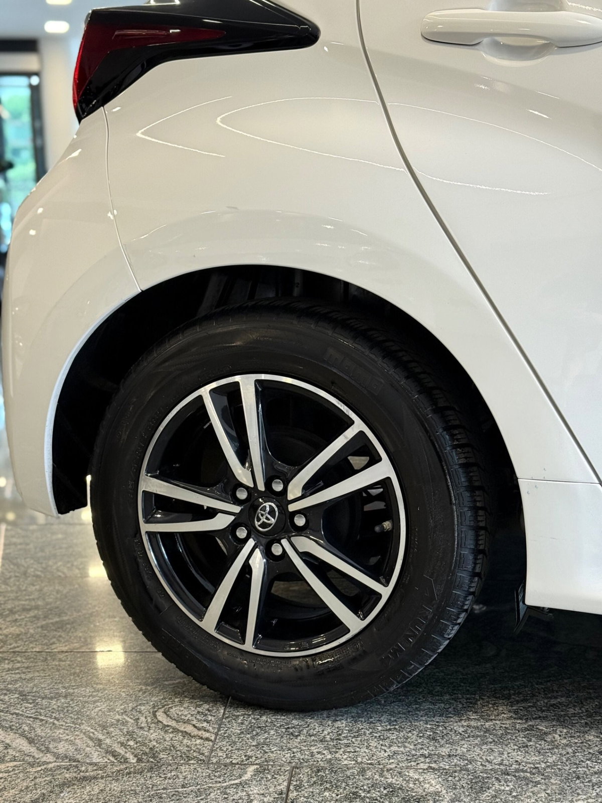 Toyota Yaris 1.0 5 porte Active (14)
