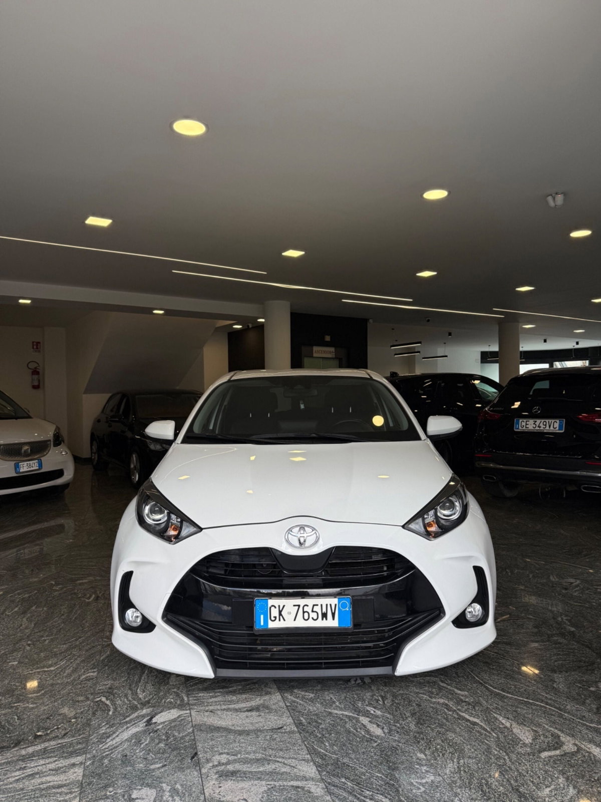 Toyota Yaris 1.0 5 porte Active (2)