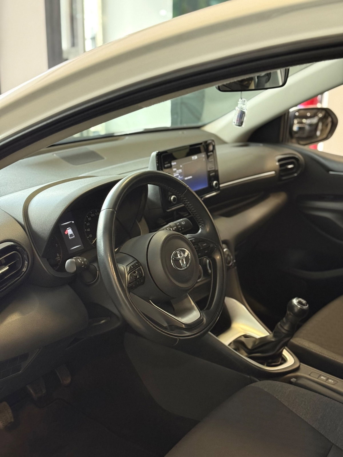 Toyota Yaris 1.0 5 porte Active (7)