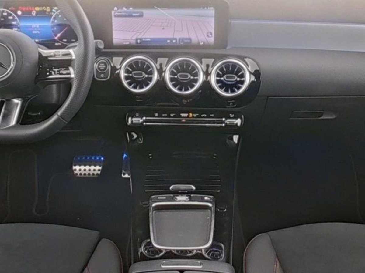 Mercedes-Benz Classe A Sedan 180 AMG Line Premium Plus auto (5)