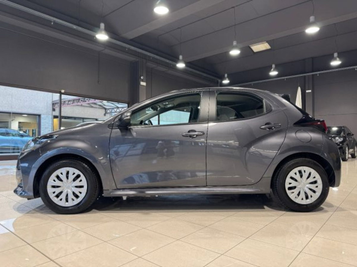 Toyota Yaris 1.0 5 porte Active (2)