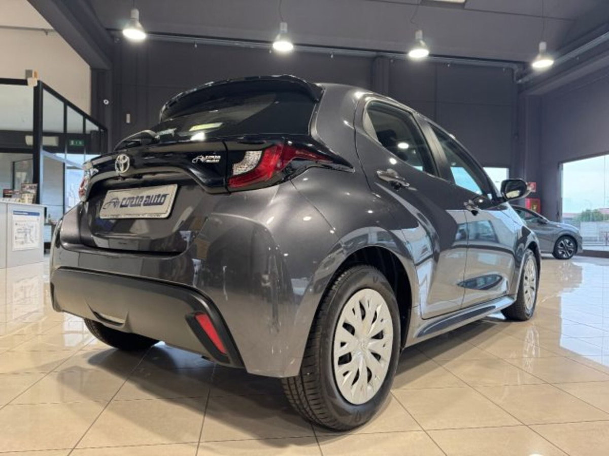 Toyota Yaris 1.0 5 porte Active (3)