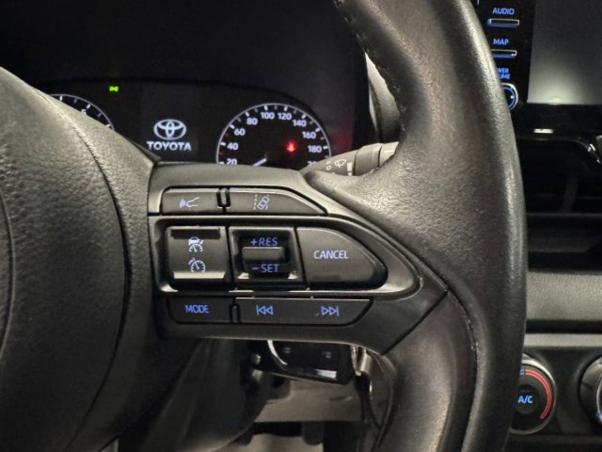 Toyota Yaris 1.0 5 porte Active (7)