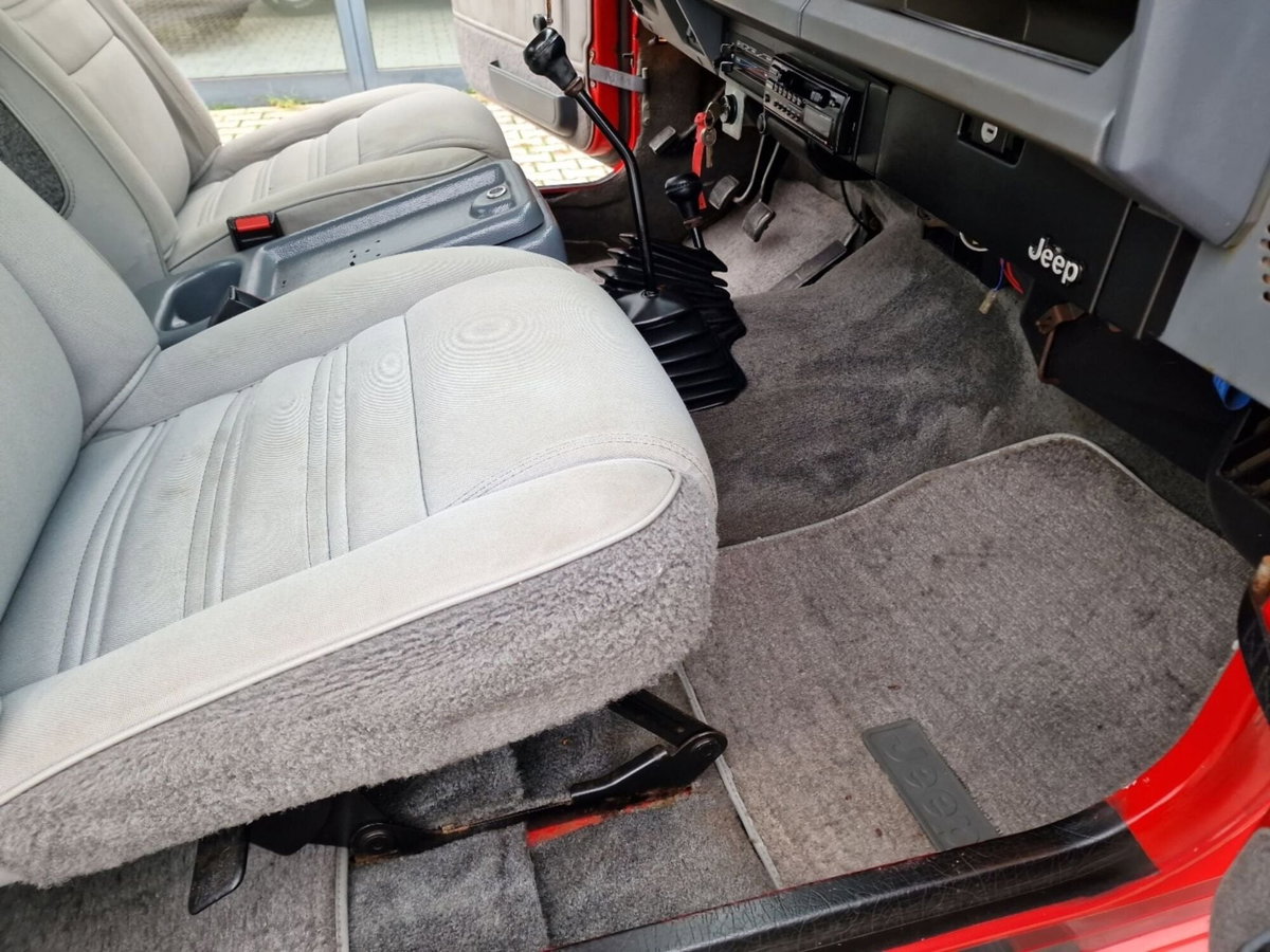 Jeep Wrangler 2.5 Laredo (20)