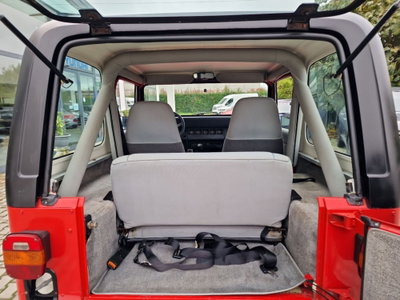Jeep Wrangler 2.5 Laredo (9)