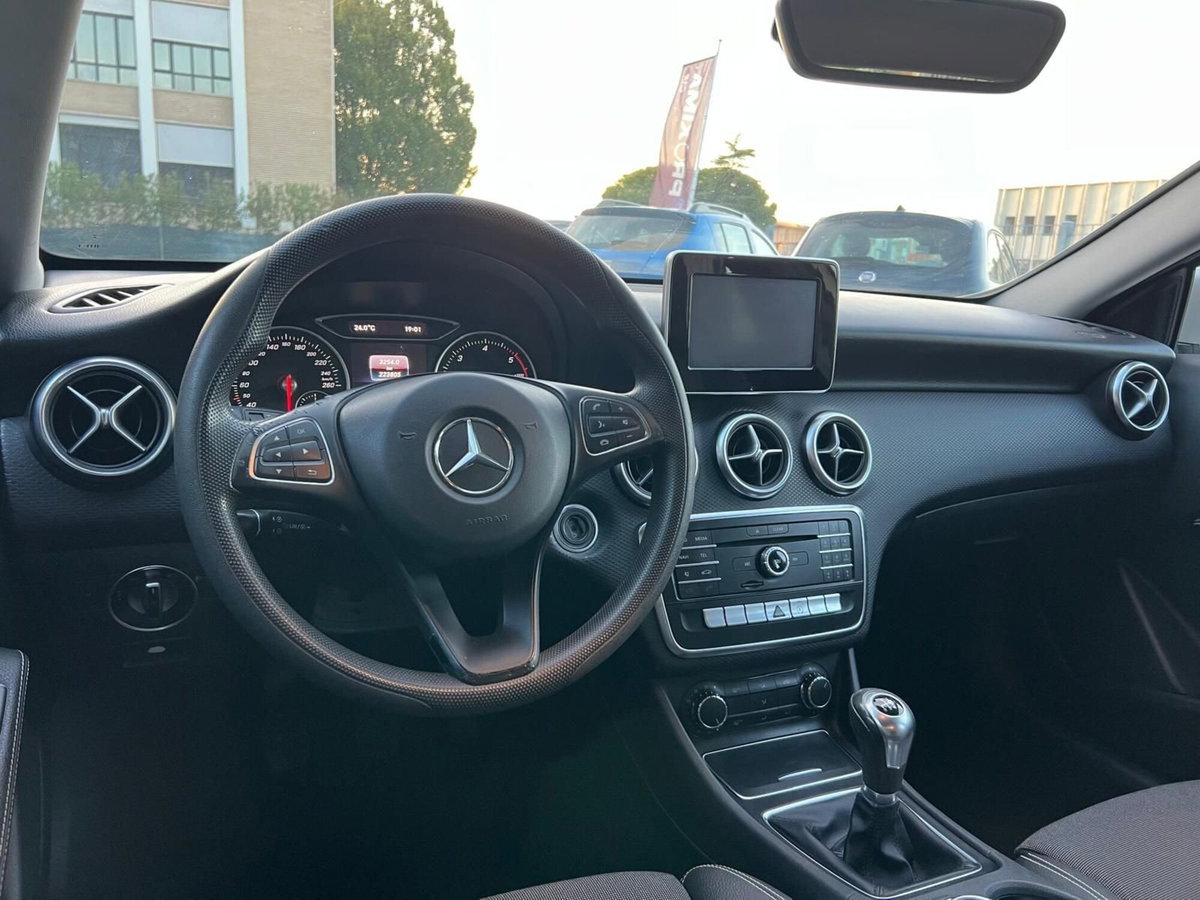 Mercedes-Benz Classe A 160 d Premium (9)