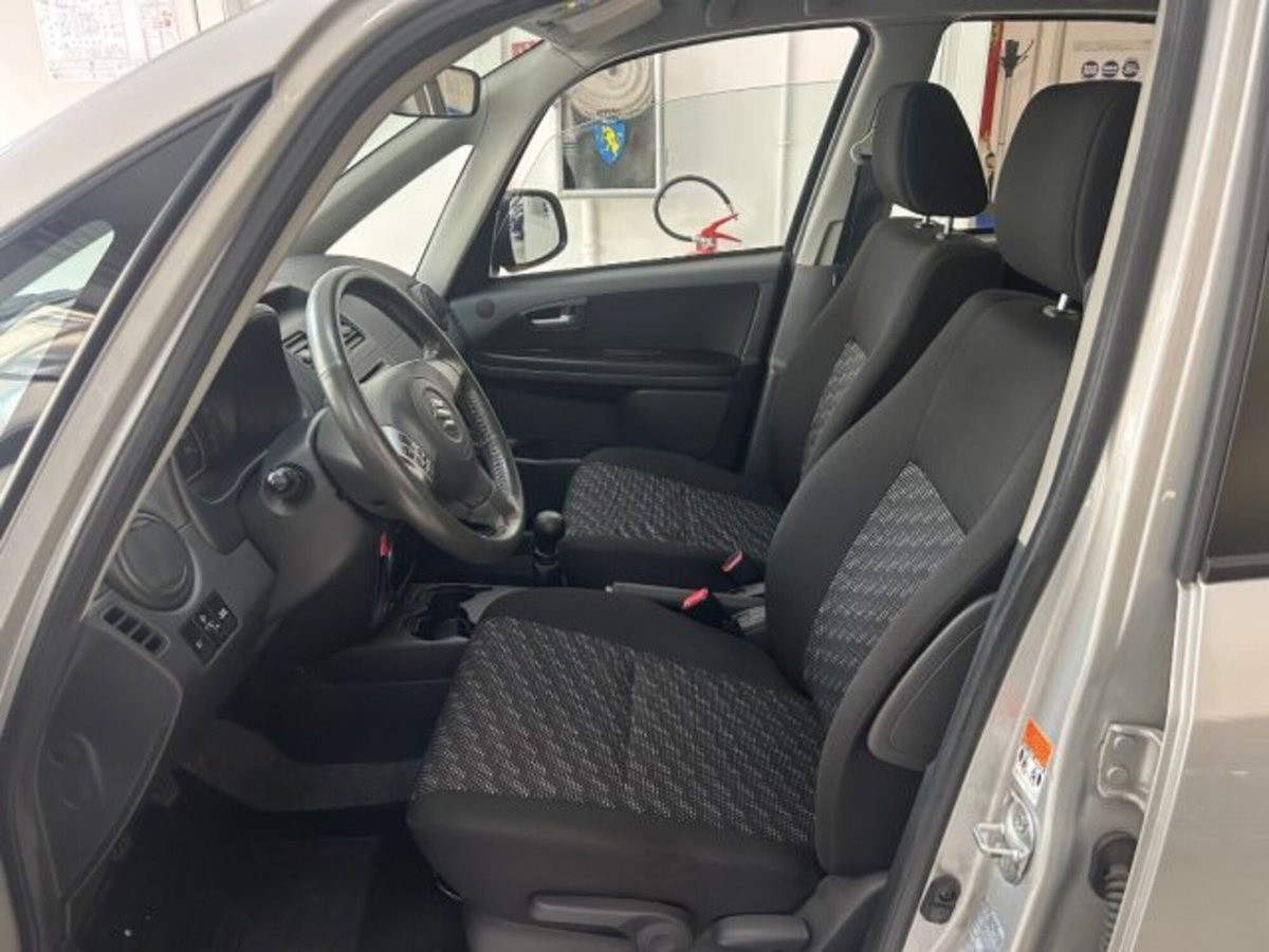 Suzuki SX4 16V Special (7)