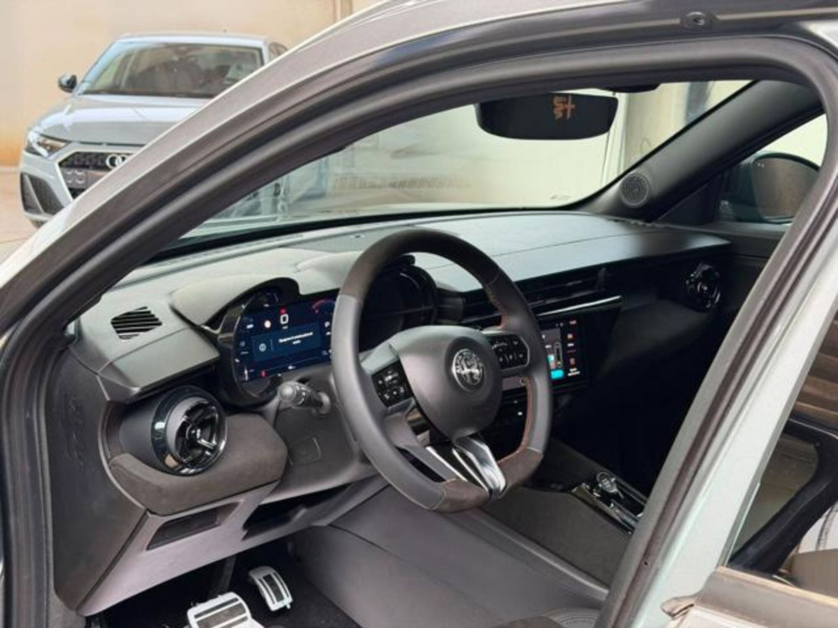 Alfa Romeo Junior 1.2 ibrida Q4 Intensa 145cv edct6 (7)