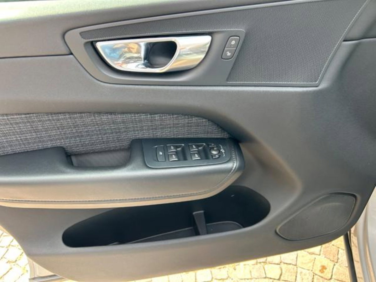 Volvo XC60 B4 (d) AWD automatico Core N1 (10)