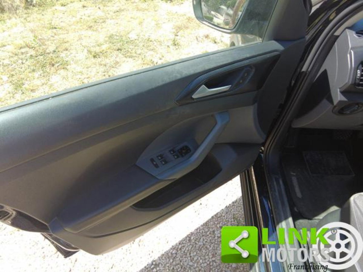 Volkswagen T-Cross 1.0 TSI 110 CV DSG Style (10)