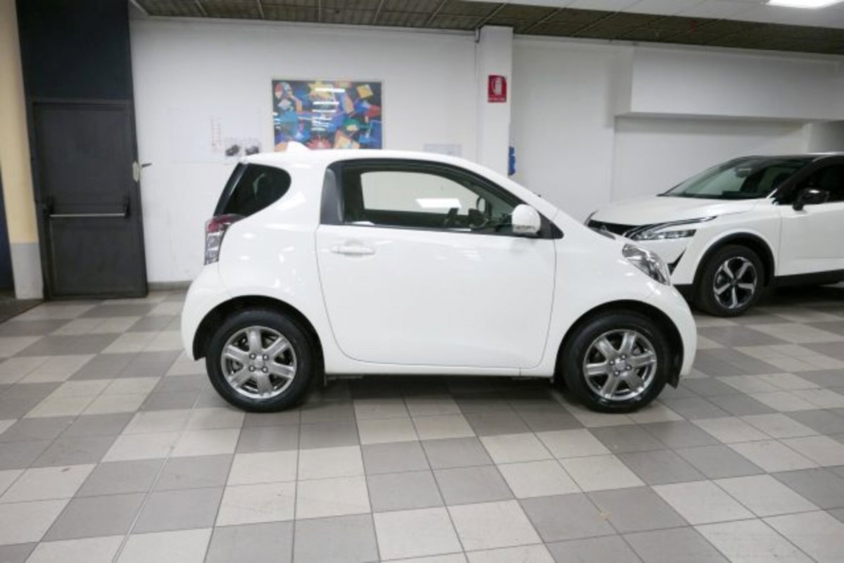 Toyota iQ 1.0 CVT Lounge (3)
