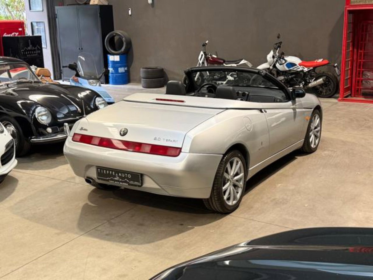 Alfa Romeo Spider 2.0i 16V Twin Spark cat L (4)