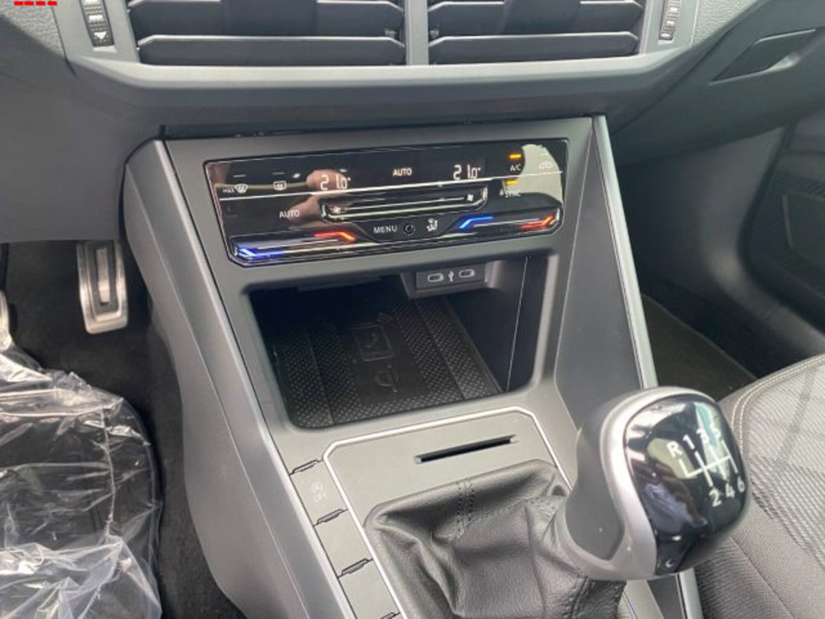 Volkswagen Taigo 1.0 tsi R-Line 115cv (11)