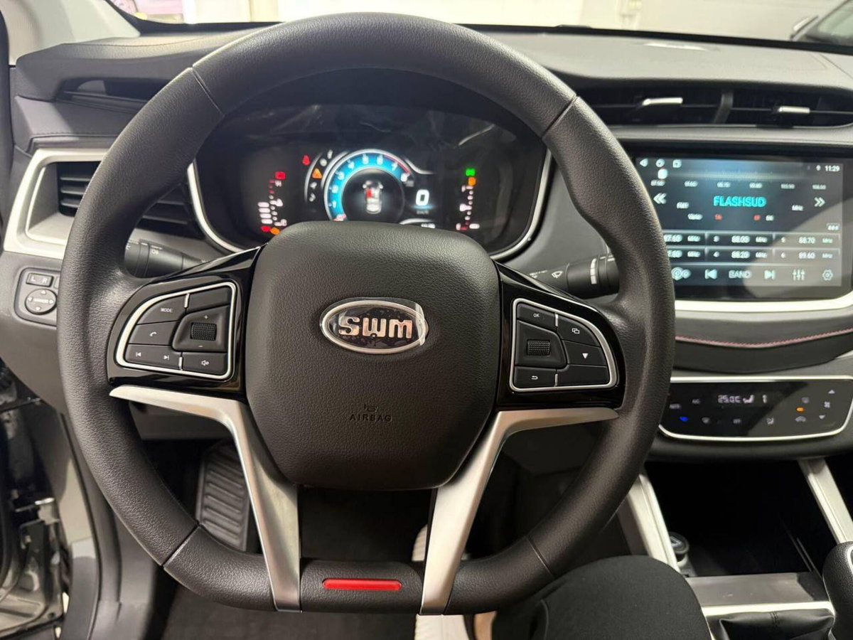 SWM G01 G01 1.5 133cv mt (13)