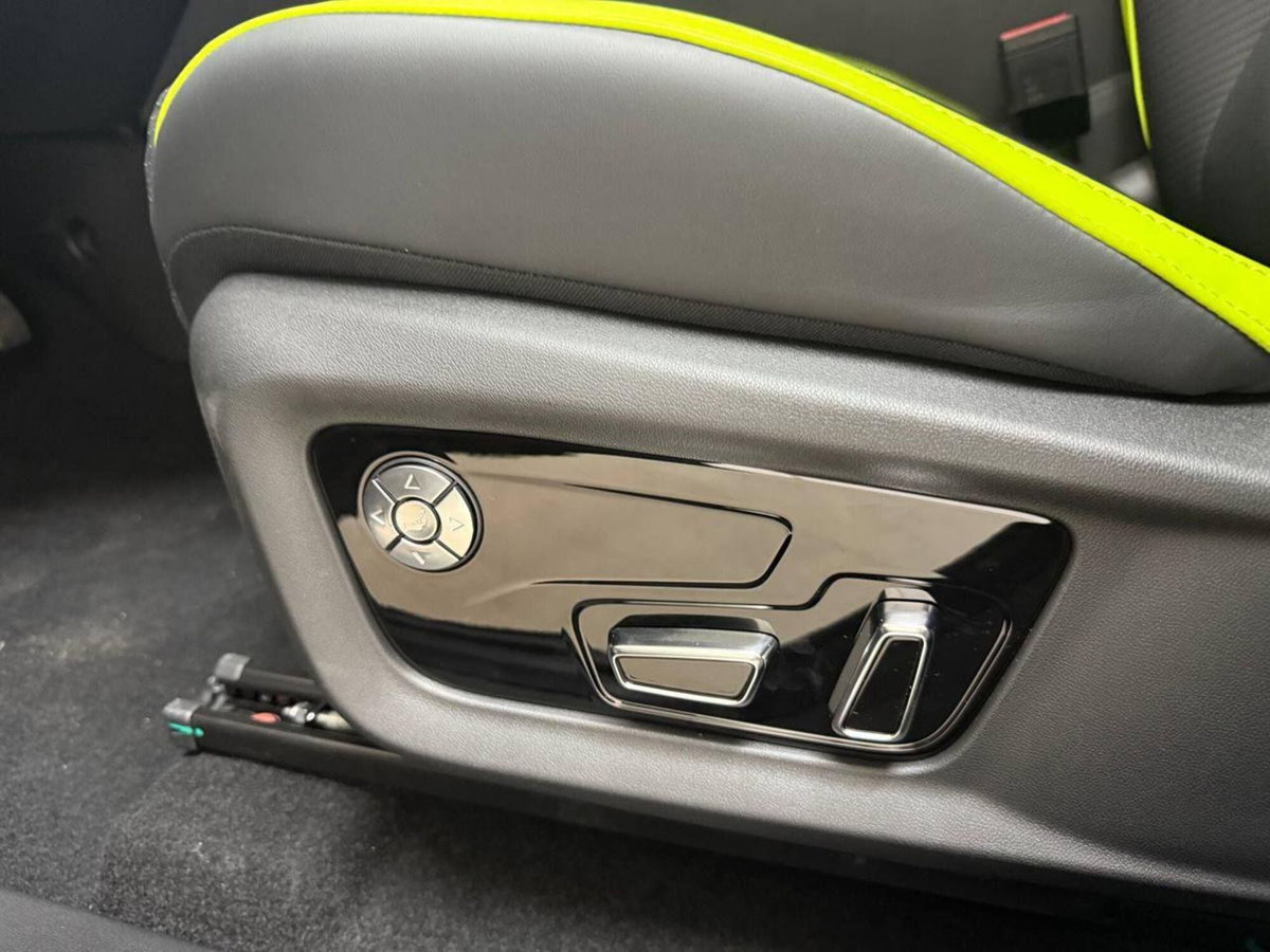 Forthing Friday Friday HEV 1.5 auto (19)