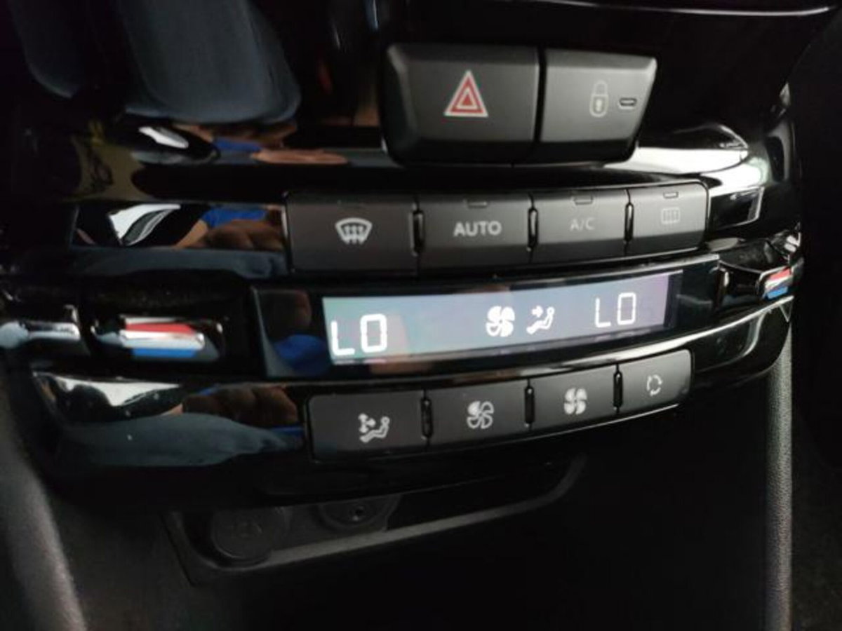 Peugeot 2008 VTi 82CV Allure (13)