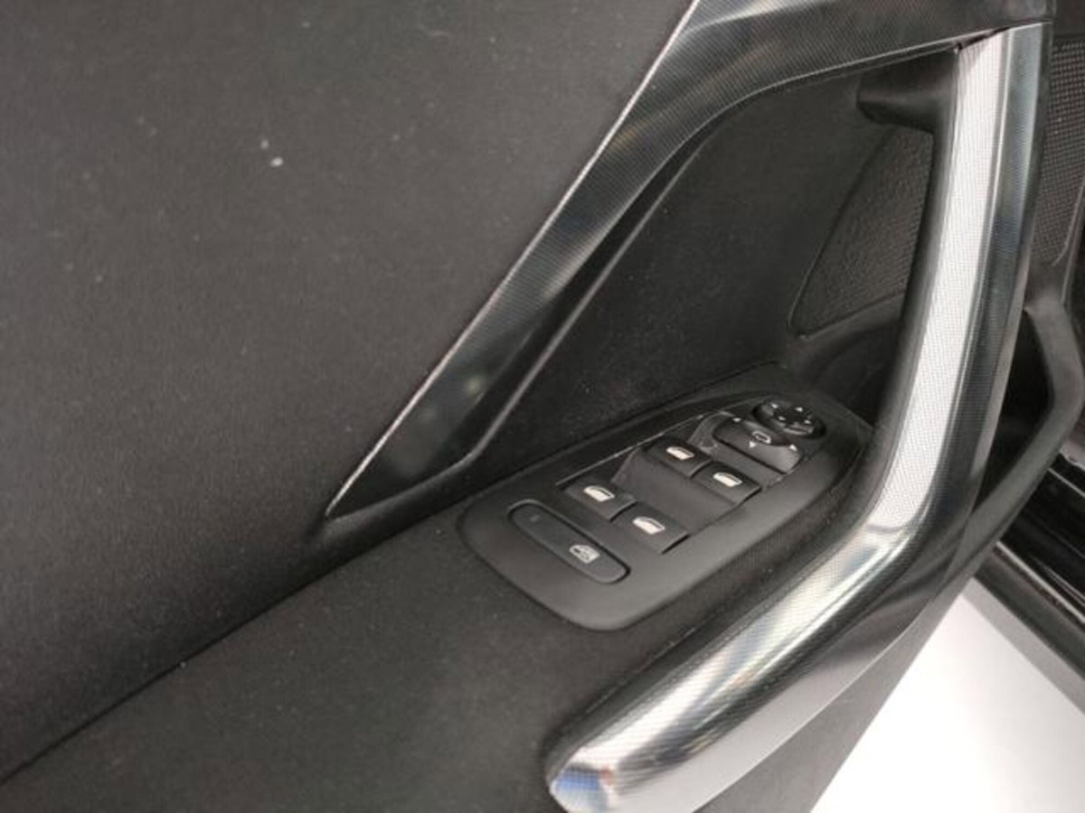 Peugeot 2008 VTi 82CV Allure (16)