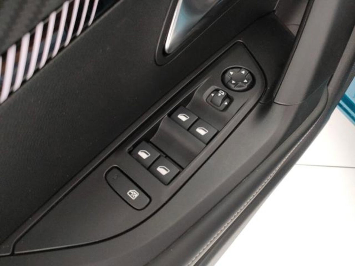 Peugeot 2008 PureTech 100 S&S Allure (17)