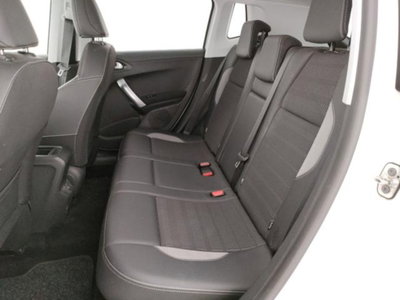 Peugeot 2008 120 EAT6 S&S Allure (17)