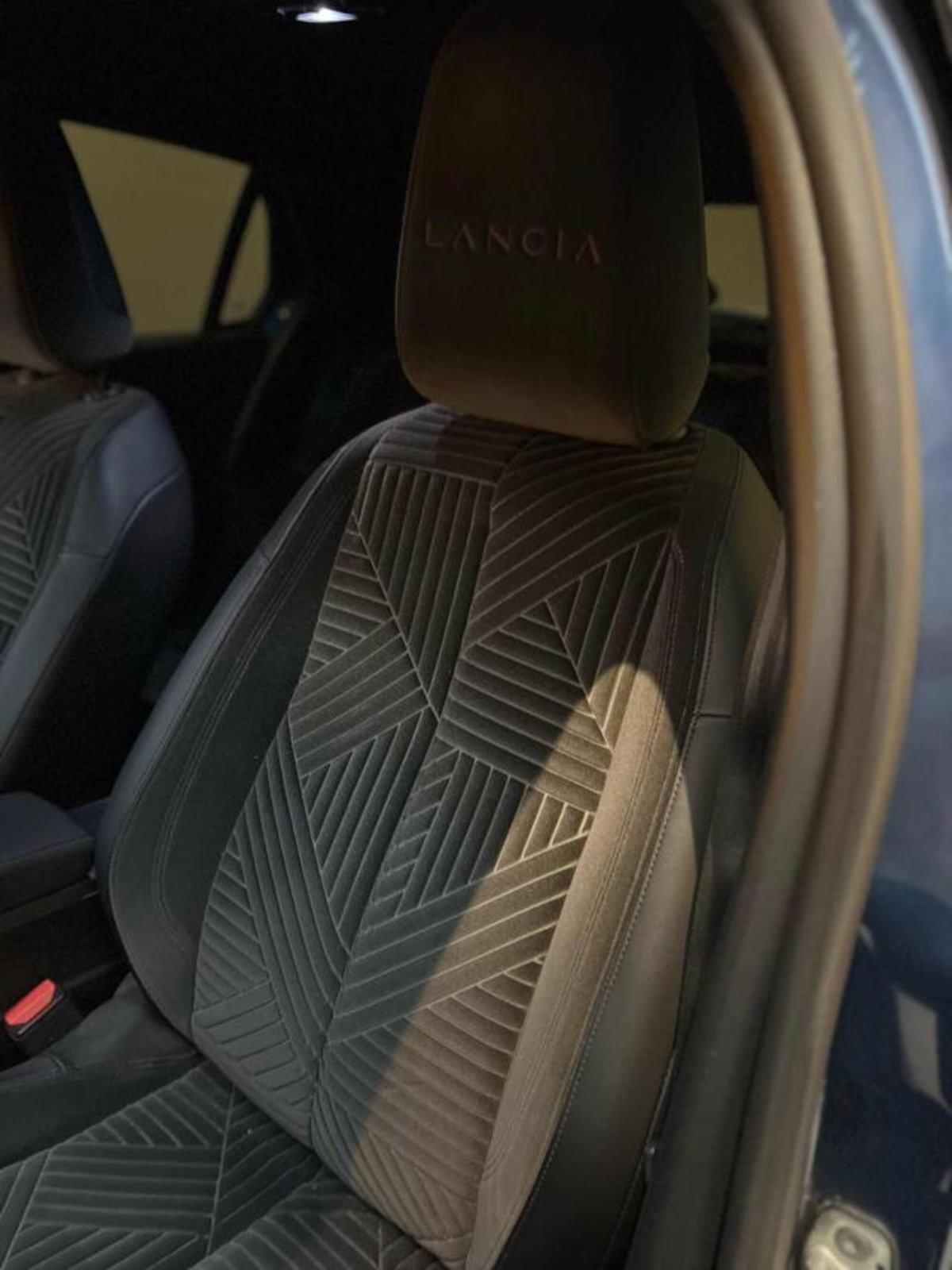 Lancia Ypsilon 1.2 mhev Edizione Cassina e-dct (6)