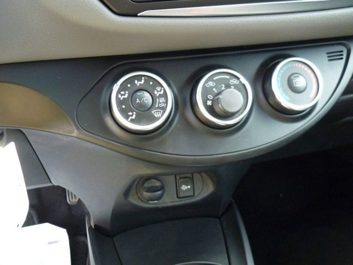 Toyota Yaris 1.D-4D 5 porte Active (13)