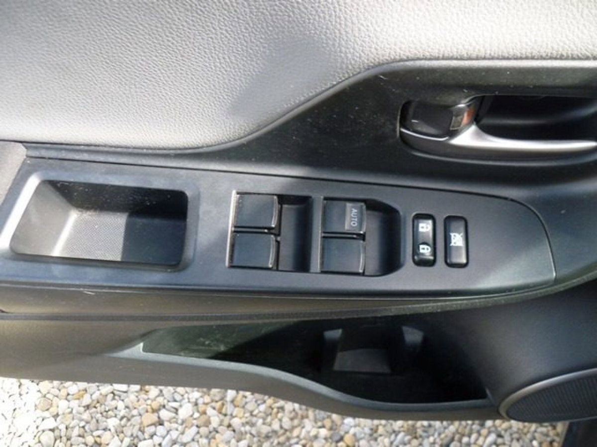 Toyota Yaris 1.D-4D 5 porte Active (16)
